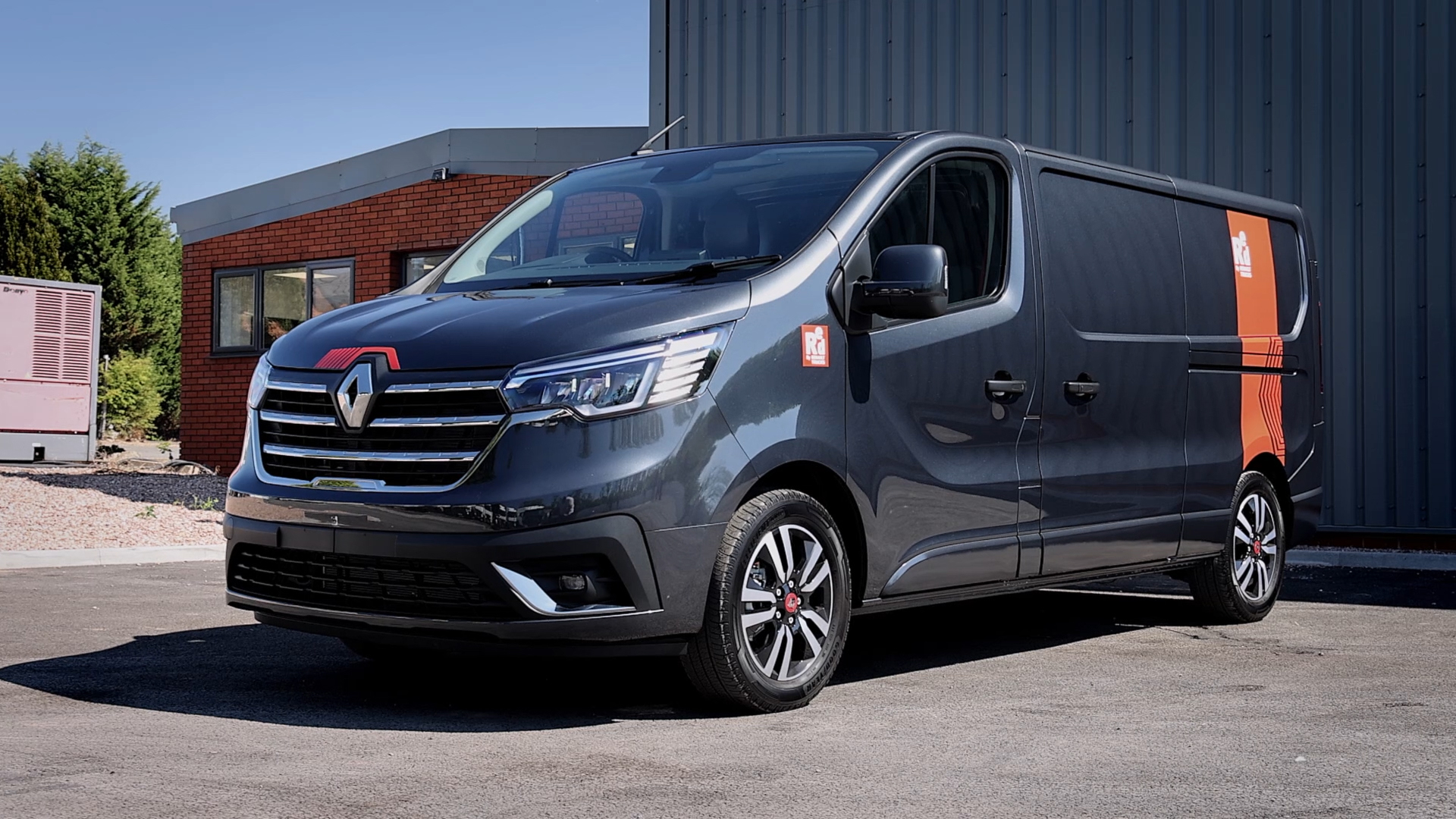 https://www.commercialvehicle.com/wp-content/uploads/2022/12/New-reinforced-Renault-Trafic-van-to-combat-theft-unveiled-commercalvehicle.com-1.jpg