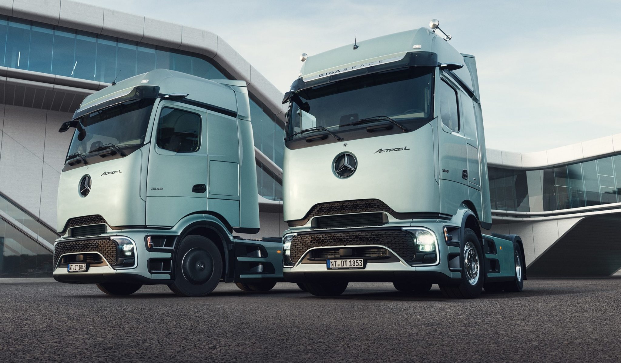 Mercedes-Benz unveils new Actros L with futuristic design ...